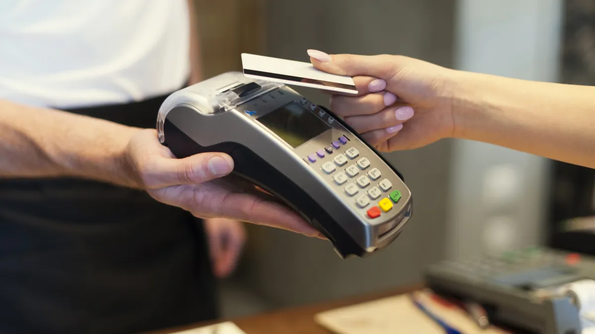 EET 2.0: co se eviduje a co ne (hotovost, karta, QR, faktury, e-shop)